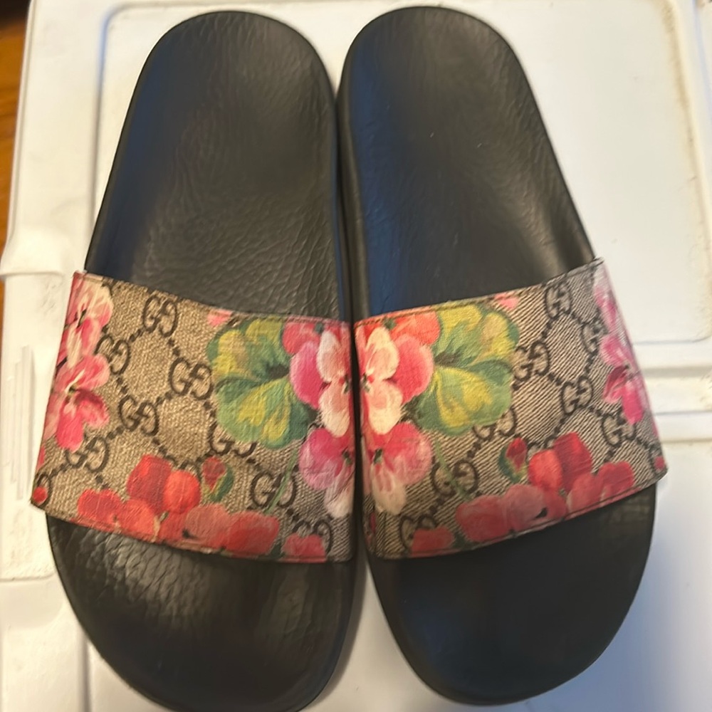 Gucci blooms supreme slide sandals good condition! Comes with original box!